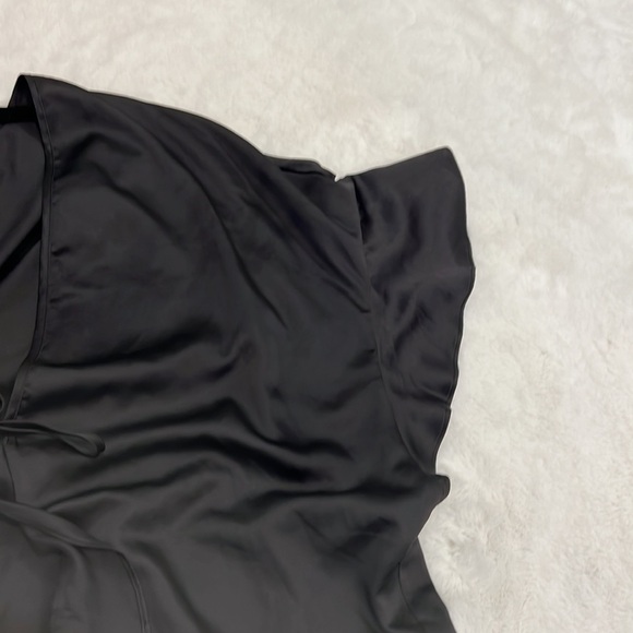 Victorias Secret front tie robe with ruffle detail on front & sleeves silky feel - Picture 9 of 10